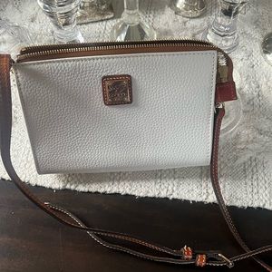 White dooney and Bourke crossbody bag